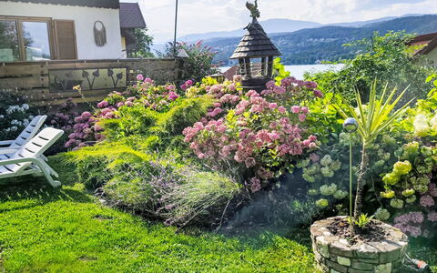 Velden am Wörthersee 39: Blomst, Have, Busk, Bunddække, Forår, Landscaping, Gård, Backyard, Lawn