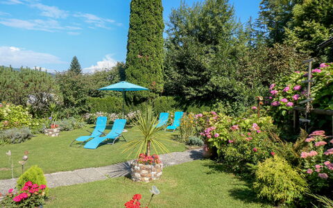 Velden am Wörthersee 39: Blå, Blomst, Busk, Have, Bunddække, Landscaping, Lawn, Gård, Backyard
