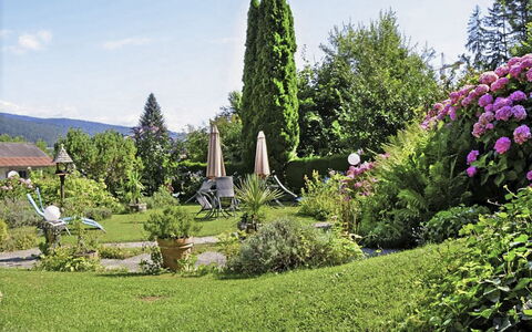 Velden am Wörthersee 39: Grøn, Blomst, Have, Busk, Landskab, Plantesamfund, Bunddække, Lawn, Forår