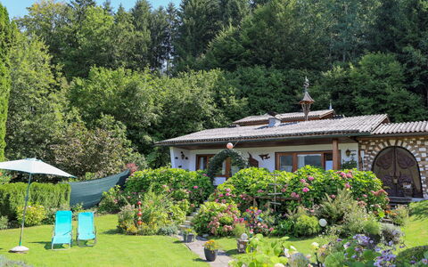 Velden am Wörthersee 39: Busk, Have, Sommerhus, Bunddække, Forår, Landscaping, Backyard, Stuehus, Gård