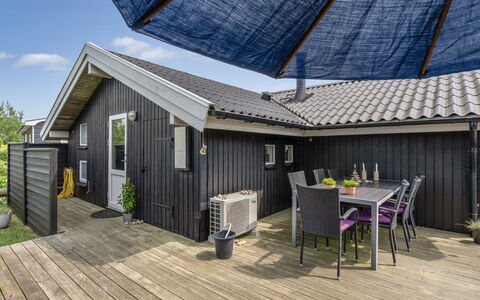 Wiebke - 50M from the Sea: Udvej, Hotel, Ferieby