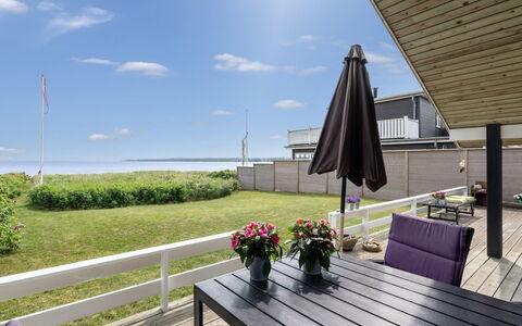Wiebke - 50M from the Sea: Veranda, Dæk, Skygge, Hårdttræ, Planke, Stol, Design, Trægulve, Udendørs Møbler, Walkway
