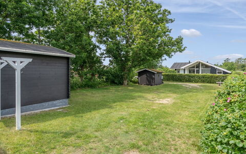 Wiebke - 50M from the Sea: Hus, Tag, Hjem, Have, Sommerhus, Lawn, Bunddække, Backyard, Garden Bygninger, Gård