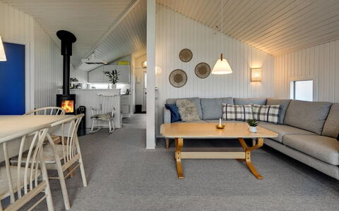 Wiebke - 50M from the Sea: Træ, Indretning, Gulvbelægning, Loft, Møbel, Etage, Hjem, Stue, Lysarmatur, Couch