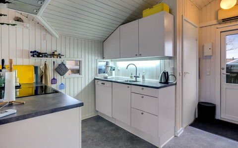 Wiebke - 50M from the Sea: Træ, Gulvbelægning, Etage, Loft, Køkken, Sanitærarmatur, Større Bandage, Countertop, Håndvask, Tap