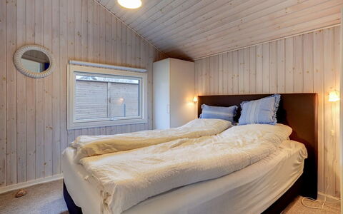 Wiebke - 50M from the Sea: Træ, Soveværelse, Loft, Seng, Indretning, Sengetøj, Sengetøj, Bed Frame, Etage, Værelse