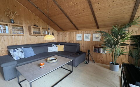 Kalervo - 2.9Km to the Fjord: Møbel, Træ, Indretning, Gulvbelægning, Couch, Etage, Stue, Loft, Trægulve, Værelse