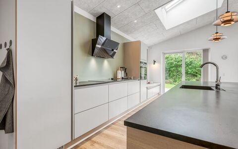 Frille - 1.5Km from the Sea: Køkken, Gulvbelægning, Countertop, Indretning, Træ, Etage, Større Bandage, Køkken Apparat, Møbel, Loft