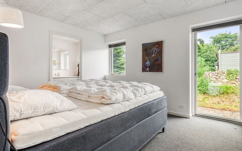Frille - 1.5Km from the Sea: Soveværelse, Loft, Sengetøj, Seng, Dagslys, Bed Frame, Fryser
