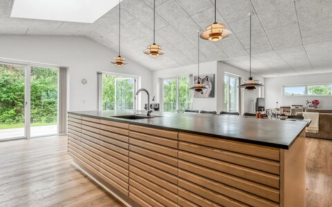 Frille - 1.5Km from the Sea: Gulvbelægning, Træ, Trægulve, Indretning, Etage, Køkken, Loft, Møbel, Hårdttræ, Bejdse