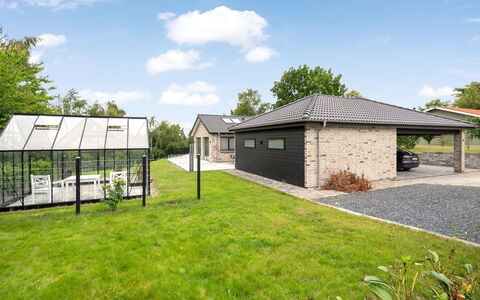 Frille - 1.5Km from the Sea: Tag, Sommerhus, Have, Stuehus, Lawn, Landscaping, Indkørsel, Gård, Skygge, Garden Bygninger