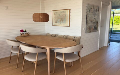 Raadengaard - 400M from the Sea: Møbel, Gulvbelægning, Etage, Træ, Indretning, Køkken & Spisebord, Bord, Trægulve, Spisestue, Stol