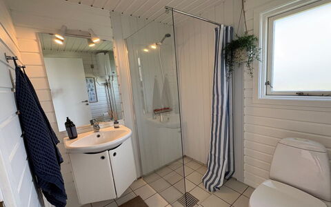 Raadengaard - 400M from the Sea: Sanitærarmatur, Træ, Gulvbelægning, Etage, Indretning, Vvs, Badeværelse, Toilet, Håndvask, Værelse