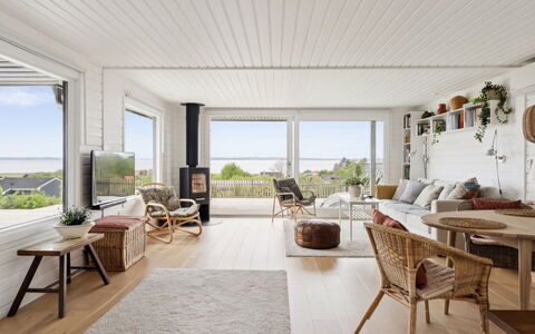 Raadengaard - 400M from the Sea: Træ, Indretning, Loft, Møbel, Gulvbelægning, Etage, Hjem, Trægulve, Stue, Stol