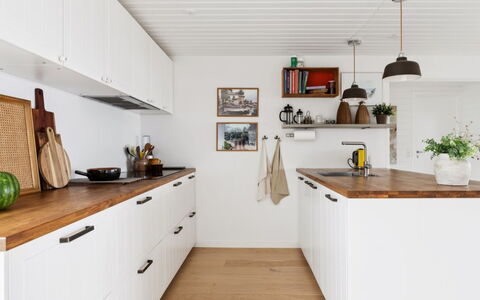 Raadengaard - 400M from the Sea: Køkken, Træ, Countertop, Gulvbelægning, Cabinetry, Indretning, Køkken Apparat, Møbel, Etage, Skab