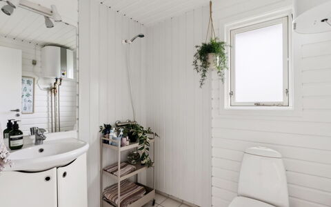 Raadengaard - 400M from the Sea: Sanitærarmatur, Indretning, Gulvbelægning, Etage, Toilet, Toiletbræt, Vvs, Håndvask, Badeværelse, Tap