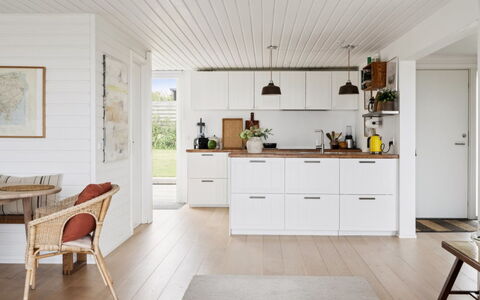 Raadengaard - 400M from the Sea: Gulvbelægning, Møbel, Træ, Cabinetry, Countertop, Indretning, Etage, Køkken, Hjem, Trægulve