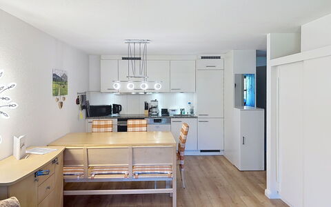 Mellau Appartments: Møbel, Indretning, Gulvbelægning, Køkken, Etage, Træ, Loft, Countertop, Lysarmatur, Stol