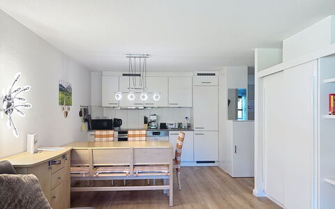 Mellau Appartments: Møbel, Indretning, Gulvbelægning, Køkken, Etage, Countertop, Loft, Træ, Lysarmatur, Cabinetry