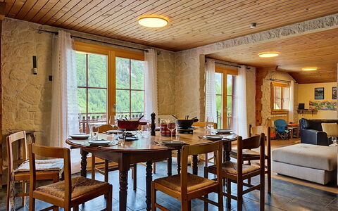 La Patrouille des Glaciers: Møbel, Indretning, Gulvbelægning, Spisestue, Bord, Stol, Træ, Etage, Køkken & Spisebord, Loft