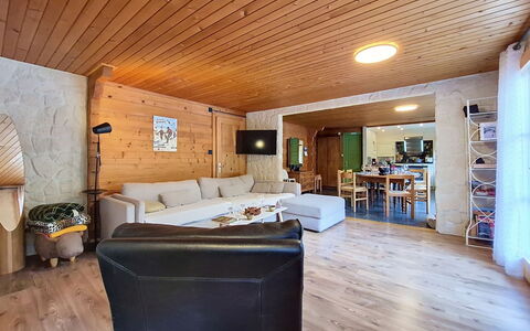 La Patrouille des Glaciers: Møbel, Gulvbelægning, Indretning, Træ, Etage, Loft, Værelse, Trægulve, Couch, Stue