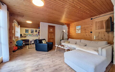 La Patrouille des Glaciers: Møbel, Indretning, Træ, Gulvbelægning, Etage, Loft, Værelse, Couch, Stue, Trægulve