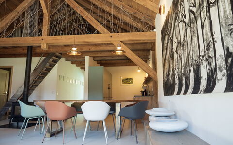 Appartements - N°5 et N°5B: Møbel, Indretning, Gulvbelægning, Træ, Etage, Loft, Stol, Bord, Belysning, Trægulve
