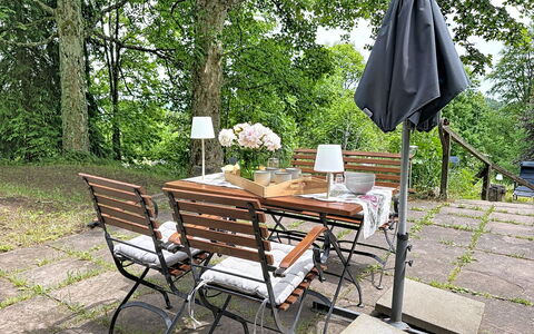 Auszeit für Körper und Seele: Møbel, Udendørs Møbler, Stol, Bord, Udendørs Bord, Have, Skygge, Blomsterkrukke, Hårdttræ, Køkken & Spisebord