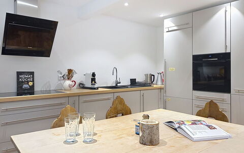 Auszeit für Körper und Seele: Møbel, Indretning, Køkken Apparat, Køkken, Gulvbelægning, Countertop, Træ, Cabinetry, Loft, Etage