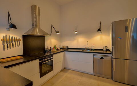 Romantica: Køkken, Køkken Apparat, Countertop, Større Bandage, Indretning, Lysarmatur, Gulvbelægning, Komfur, Cabinetry, Loft