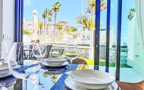 Sand, Sea and Love: Blå, Lejlighed, Stol, Glas, Skygge, Stueplante, Hotel, Udvej, Altan