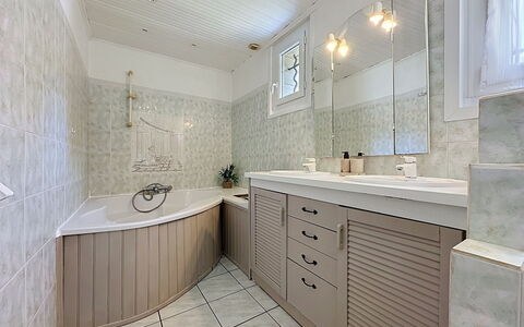 L'Estuaire: Sanitærarmatur, Gulvbelægning, Indretning, Badeværelsesvask, Badeværelse, Væg, Håndvask, Etage, Badeværelsesskab, Cabinetry