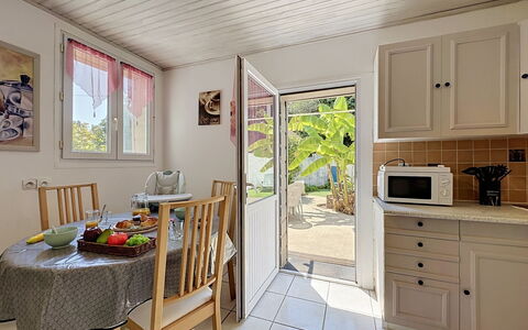 L'Estuaire: Møbel, Træ, Gulvbelægning, Etage, Countertop, Indretning, Køkken, Større Bandage, Stol, Hjem
