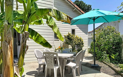 L'Estuaire: Paraply, Møbel, Udendørs Møbler, Stol, Skygge, Udendørs Bord, Have, Eco Hotel, Backyard, Gård