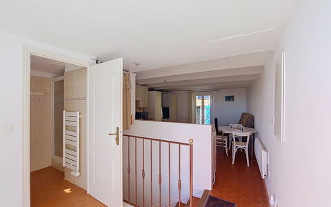 Bellevue: Møbel, Udendørs Møbler, Stol, Have, Backyard, Skygge, Gård, Landscaping, Eco Hotel, Udendørs Bord