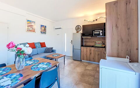 Hameau de Saint Cyprien: Møbel, Udendørs Møbler, Stol, Have, Backyard, Skygge, Gård, Landscaping, Eco Hotel, Udendørs Bord