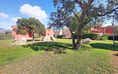Hameau de Saint Cyprien: Himmel, Land Lot, Almindeligt, Landdistrikt, Lawn, Have, Estate, Gård, Stuehus, Landscaping