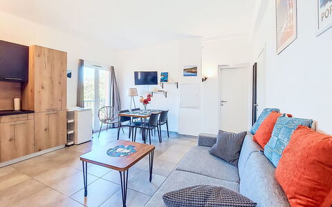 Hameau de Saint Cyprien: Møbel, Udendørs Møbler, Stol, Have, Backyard, Skygge, Gård, Landscaping, Eco Hotel, Udendørs Bord