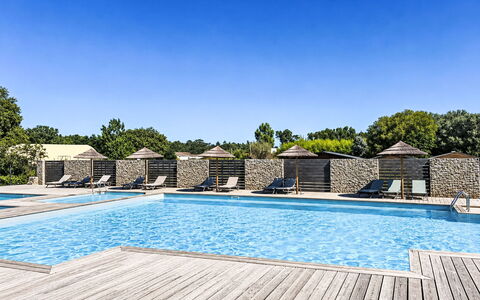 Hameau de Saint Cyprien: Svømmepøl, Udvej, Udendørs Møbler, Møbel, Kompositmateriale, Skygge, Eco Hotel, Fritid, Liggestol, Estate