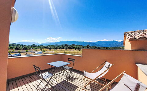Hameau de Saint Cyprien: Møbel, Udendørs Møbler, Stol, Have, Backyard, Skygge, Gård, Landscaping, Eco Hotel, Udendørs Bord