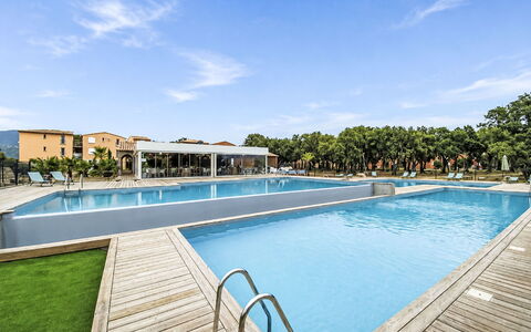 Hameau de Saint Cyprien: Møbel, Udendørs Møbler, Stol, Have, Backyard, Skygge, Gård, Landscaping, Eco Hotel, Udendørs Bord