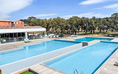 Hameau de Saint Cyprien: Møbel, Udendørs Møbler, Stol, Have, Backyard, Skygge, Gård, Landscaping, Eco Hotel, Udendørs Bord