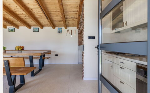 Marko: Møbel, Udendørs Møbler, Stol, Have, Backyard, Skygge, Gård, Landscaping, Eco Hotel, Udendørs Bord