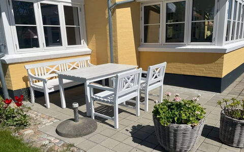 Sunaj - 350M from the Sea: Møbel, Udendørs Møbler, Stol, Gulvbelægning, Etage, Bord, Blomsterkrukke, Udendørs Bord, Bejdse, Veranda