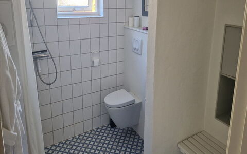 Sunaj - 350M from the Sea: Badeværelse, Væg, Sanitærarmatur, Toilet, Gulvbelægning, Toiletbræt, Etage, Indretning, Vvs, Flise