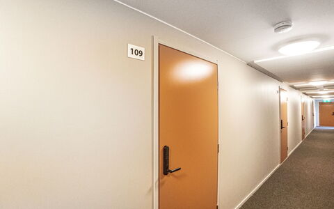 Äkäspokka: Væg, Gulvbelægning, Etage, Træ, Loft, Indretning, Belysning, Dør, Værelse, Lysarmatur
