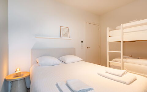 Oostende 937: Lejlighed, Soveværelse, Seng, Sengetøj, Sengetøj, Bed Frame, Hotel, Altan, Design, Madras