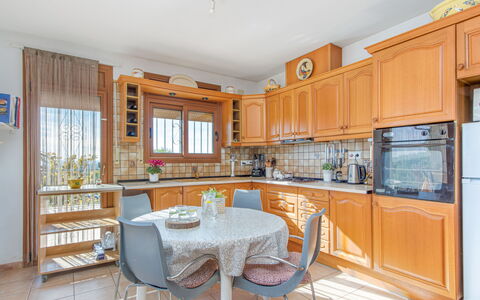Mestral: Køkken, Møbel, Indretning, Gulvbelægning, Træ, Etage, Cabinetry, Countertop, Køkken Apparat, Loft