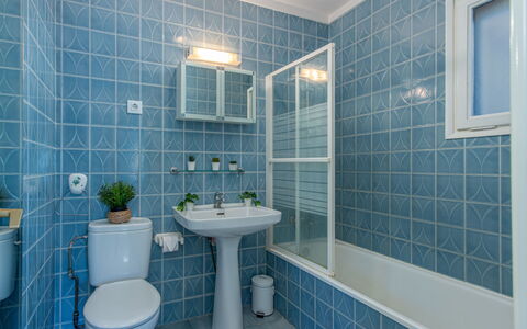 Mestral: Blå, Badeværelse, Toiletbræt, Sanitærarmatur, Gulvbelægning, Toilet, Håndvask, Etage, Indretning, Badeværelsesvask
