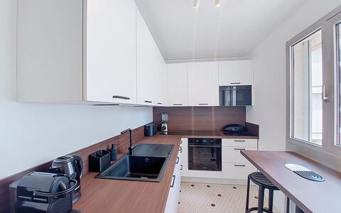 Joigny: Køkken, Countertop, Indretning, Køkken Apparat, Cabinetry, Gulvbelægning, Træ, Større Bandage, Møbel, Loft